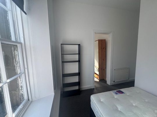 4 bedroom flat to rent - Photo 1