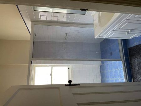 Central 3 Bedroom Home - Photo 5