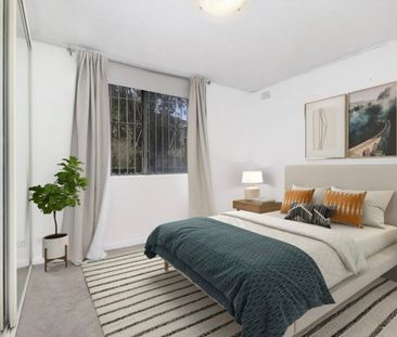 Spacious Ground Floor Two-Bedroom Apartment with Parking - Photo 2