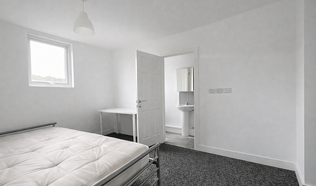 4-Bedroom, 4-Bathroom Home in Sheffield's City Road Area - Photo 3