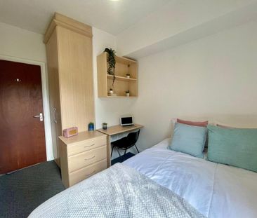 1 bedroom in a house share to rent - Photo 2