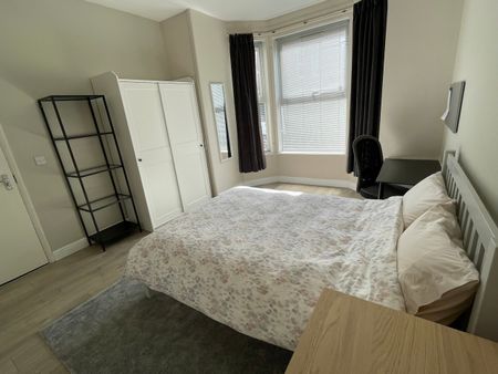 5 Bed Detached House, Rolleston Drive, NG7 - Photo 3