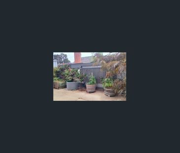 Renovated Retreat with Private Gardens in Central Location. - Photo 6