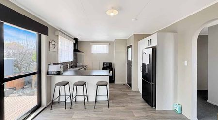 SPRINGVALE - 3 BEDROOMS - Photo 2