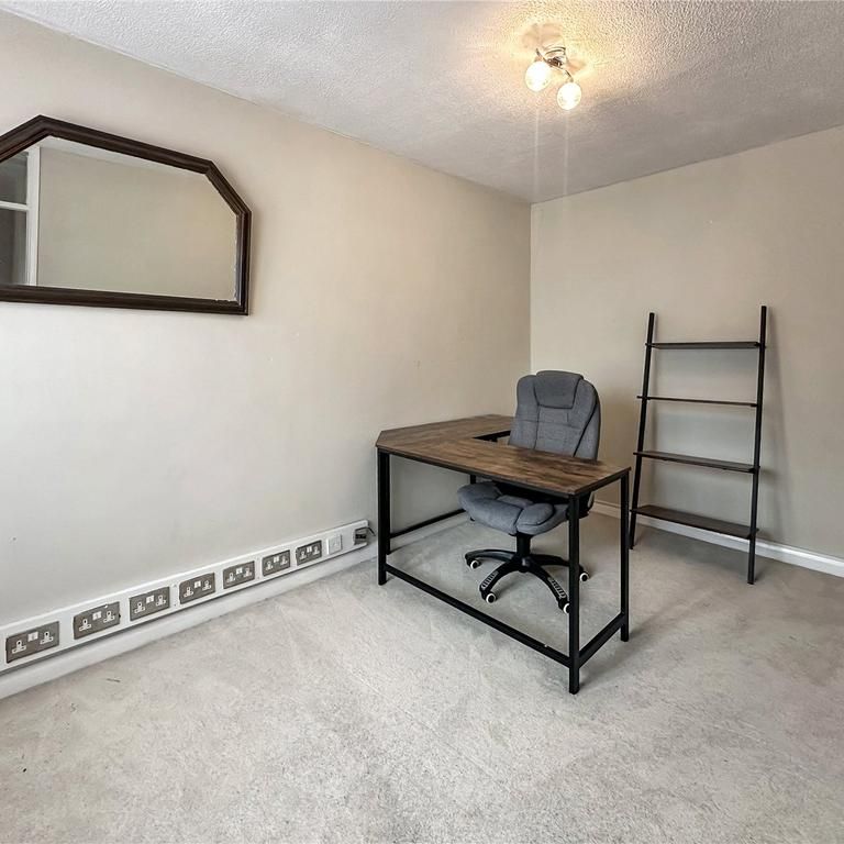 4 bedroom end of terrace house to rent - Photo 1