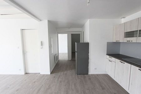 UN BEL APPARTEMENT T2 PROCHE DU THÉATRE DE CORNOUAILLE. - Photo 2