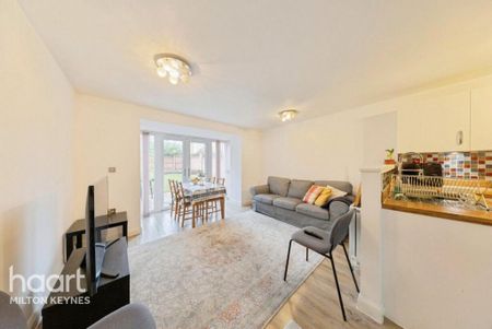 4 bedroom semi-detached house to rent - Photo 5