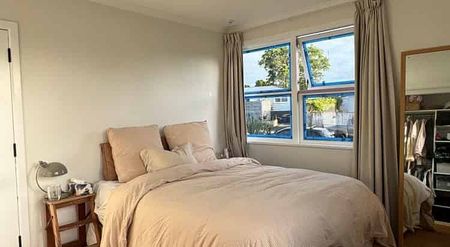 Sun filled, renovated, 3 bedroom family home - Photo 3