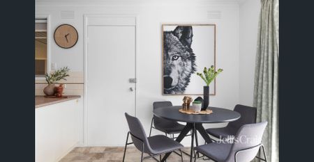 Conveniently located - Photo 3