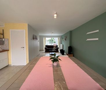 Centraal gelegen, lichtrijke woning met drie slaapkamers en garage - Photo 6