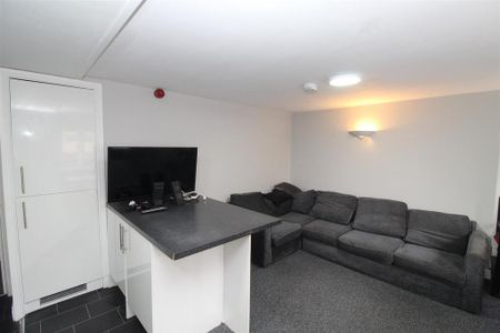 8 bedroom flat to rent - Photo 3
