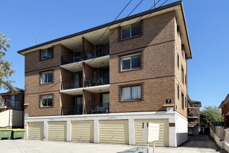 Bright Top-Floor 2 Bedroom Apartment with Leafy Outlook - Photo 5