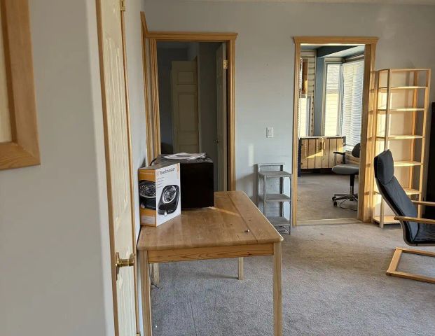 Massive master. Edroom — 1 Bedroom House - Photo 1