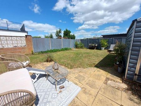 3 bedroom semi-detached bungalow to rent - Photo 5