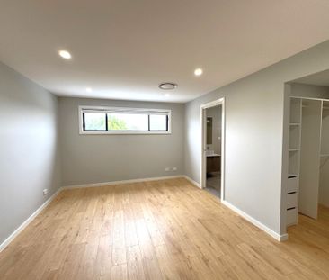 LARGE 4 BEDROOM HOME - GREAT LOCATION - Photo 2