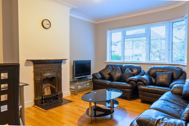 Otterburn Gardens, Isleworth, TW7 5JQ - Photo 1