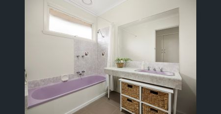 Immaculate Family Home on 712m² (Approx.) in a Prime Location for lease! - Photo 5