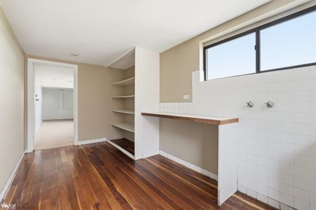 Lovely Home with Extra Room - Photo 5