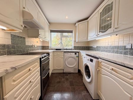 2 bed apartment to rent in Holmewood Close, Kenilworth, CV8 - Photo 2