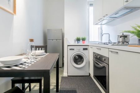 Comfortable single bedroom with a balcony in the centre of Milan - Photo 4