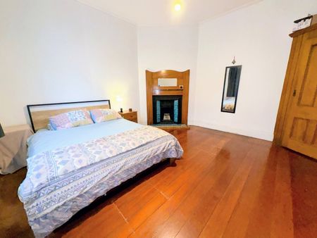 Elegant Kelburn Villa Apartment Space, Style & Prime Location - Photo 3