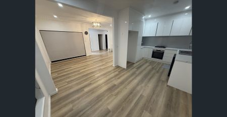 4 BEDROOM RENOVATED HOME! - Photo 3