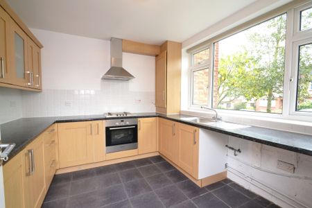 Newly Redecorated 3 Bedroom Terraced House Available in Sought After Location End Oct 25! - Photo 4