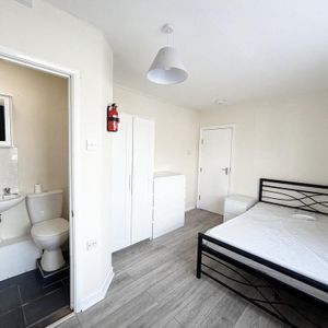 1 bedroom in a house share to rent - Photo 2