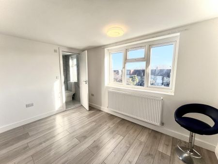 1 bedroom in a house share to rent - Photo 2