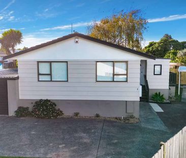 Three Bedroom Beauty! - Photo 2