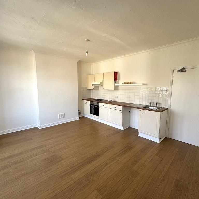 Bedsit to rent - Photo 1