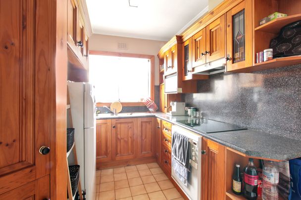 Cosy, Lovely Partly-Furnished Unit! - Photo 1