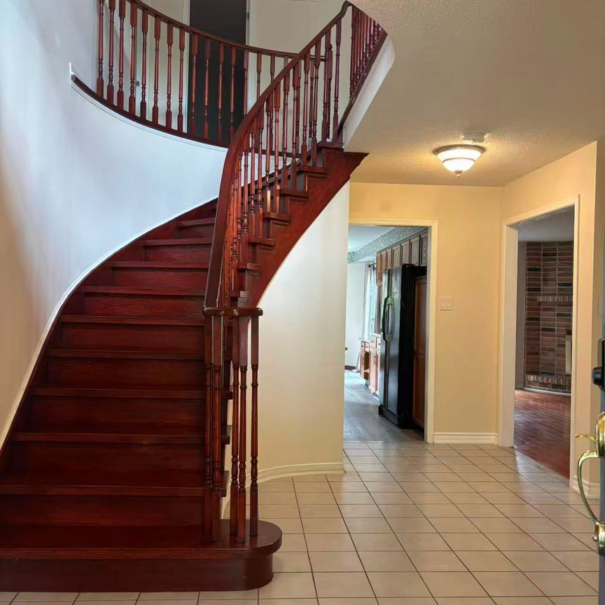 For Lease - 107 Stave Cres Crescent, Richmond Hill, Ontario - Photo 1