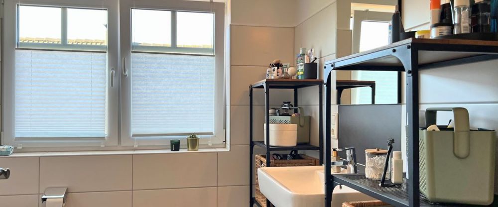 Ihr neues Zuhause: Charmante Dachgeschosswohnung mit Balkon in ruhiger, zentraler Lage von Aurich - Photo 1
