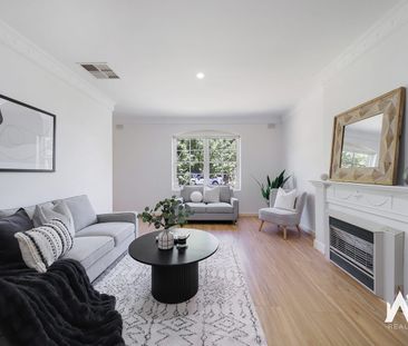 Spacious Georgian-Colonial home with garage and street frontage - Photo 3