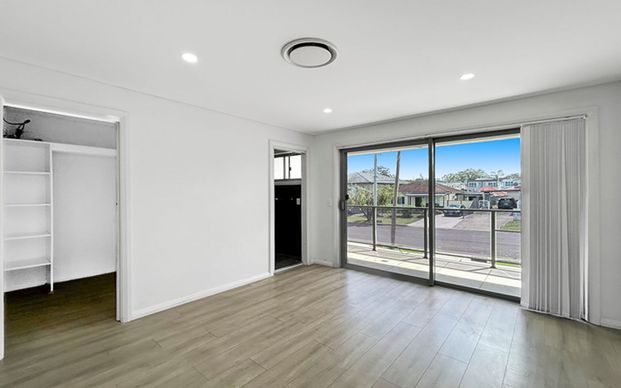 Large Modern 5 Bedroom Duplex - Photo 1