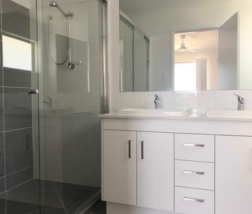 STUNNING 4 BEDROOM FAMILY HOME IN BLOOM ESTATE COOMERA - Photo 6