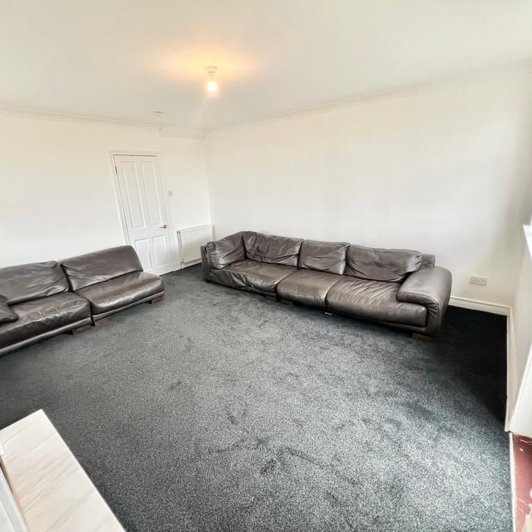 3 bedroom flat to rent - Photo 1