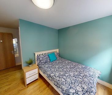 4 bedroom flat to rent - Photo 1