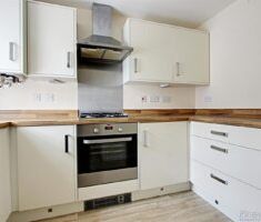 3 BEDROOM House - Semi-Detached - Photo 5