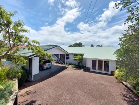 Charming Family Haven in the Heart of Blockhouse Bay - Photo 2