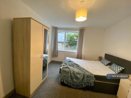 1 bedroom in a house share to rent - Photo 3