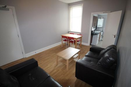 3 bedroom flat to rent - Photo 4