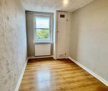 4 bedroom flat to rent - Photo 2