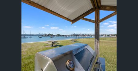 Spacious Two Bedroom Waterfront Apartment - Photo 3