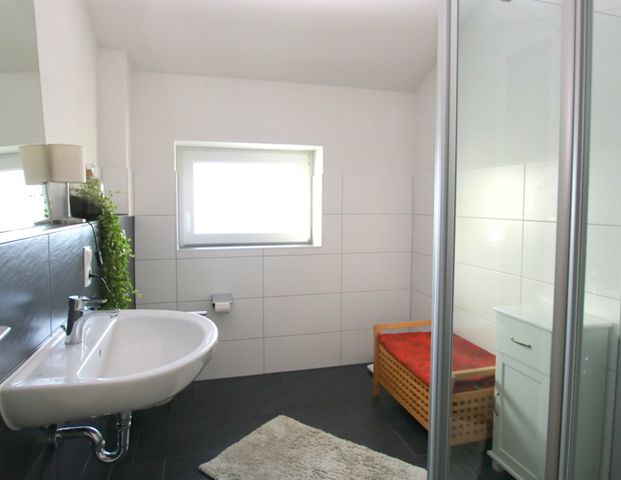 Neuwertige OG-Wohnung mit Balkon und Carportstellplatz in ruhiger Wohnlage in Bad Zw'ahn - Specken - Photo 1