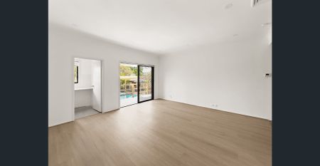 Spacious Five-Bedroom Family Home with Pool - Photo 2