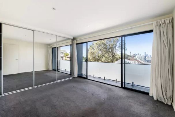 Two level apartment steps to Darling Street - Photo 1