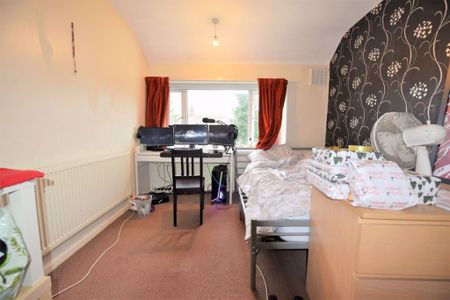 4 bedroom House in St Annes Road, Leeds - Photo 4