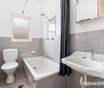 Well-Maintained One-Bedroom Flat in a Convenient Location - Photo 5